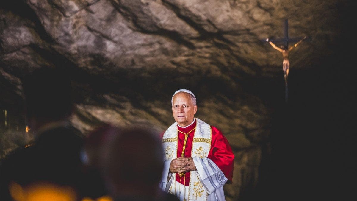 El Papa León en la Gruta de Massabielle, lugar de las apariciones de la Virgen María a Santa Bernadette Soubirous, en Lourdes, Francia.