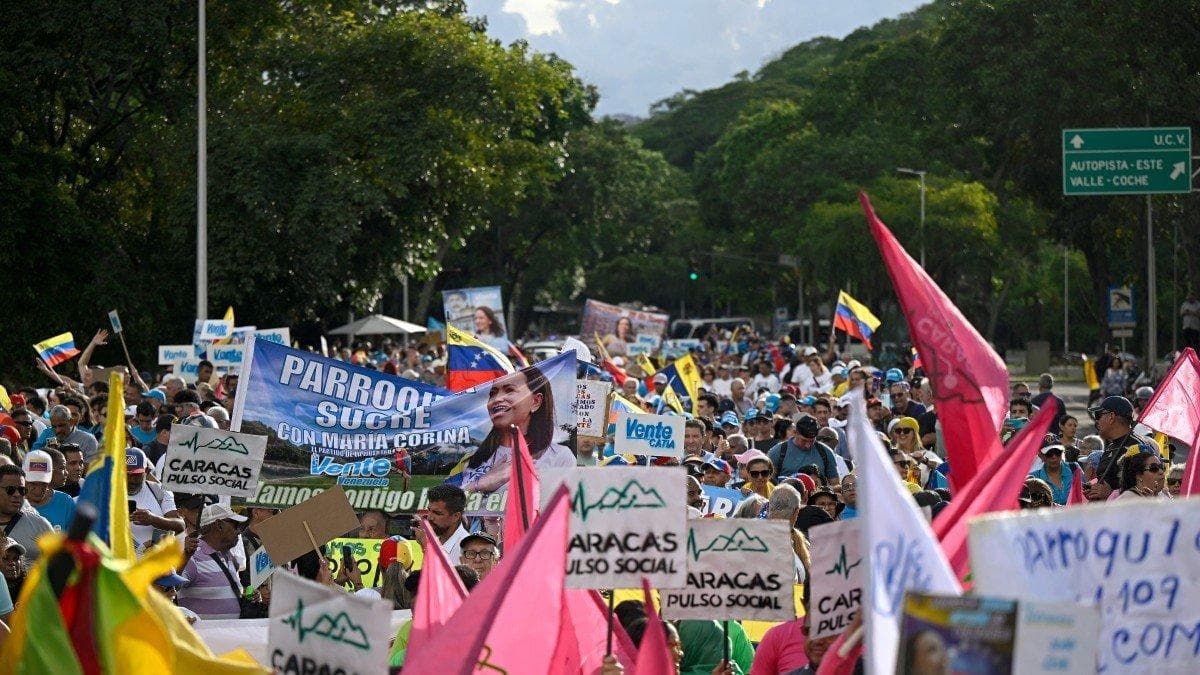 Partidarios de la líder opositora María Corina Machado asisten a un mitin para exigir elecciones en Caracas